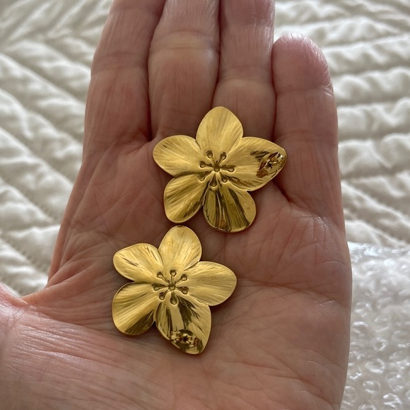 Elegant Gold Flower Earrings - Picture 4 of 4